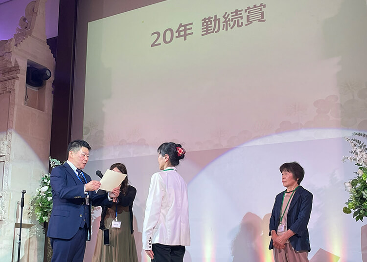  20年勤続賞の表彰 