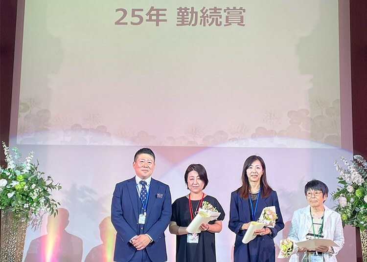  25年勤続賞の様子の表彰 