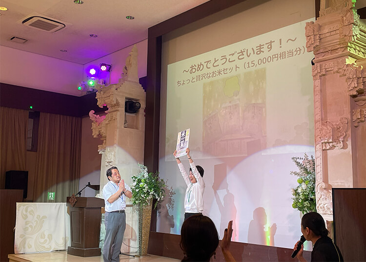  じゃんけん大会景品の贈呈 